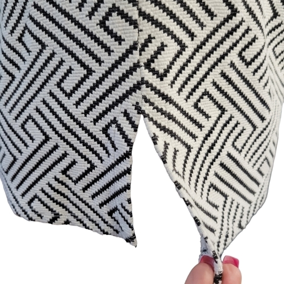 W5 gorgeous geometric stretch trapeze cut top - Picture 6 of 9